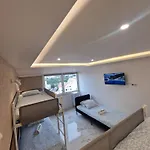 Luxpool شقة